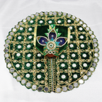 મુકુટ સાથે મખામલી મોતી લાડુ ગોપાલ વસ્ત્ર