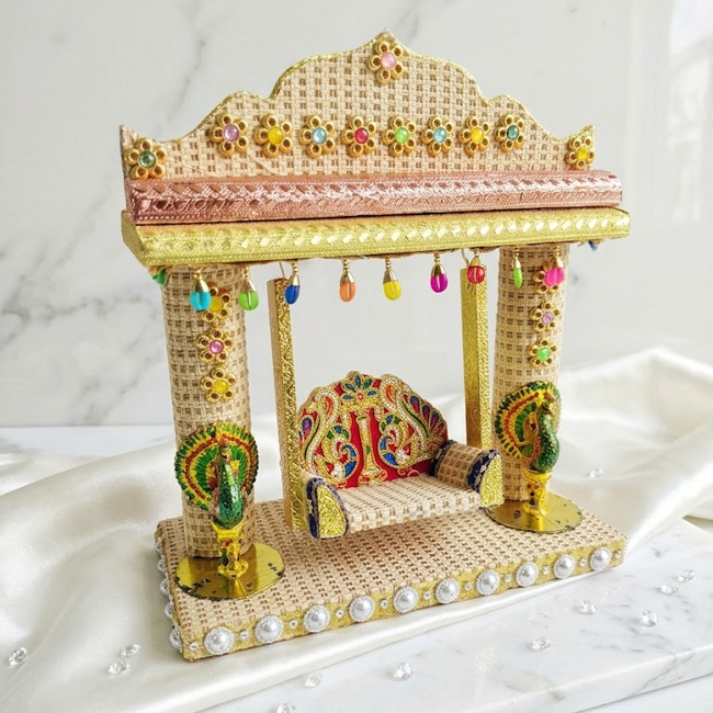 લાડુ ગોપાલ માટે મયુર છાયા ઝુલા